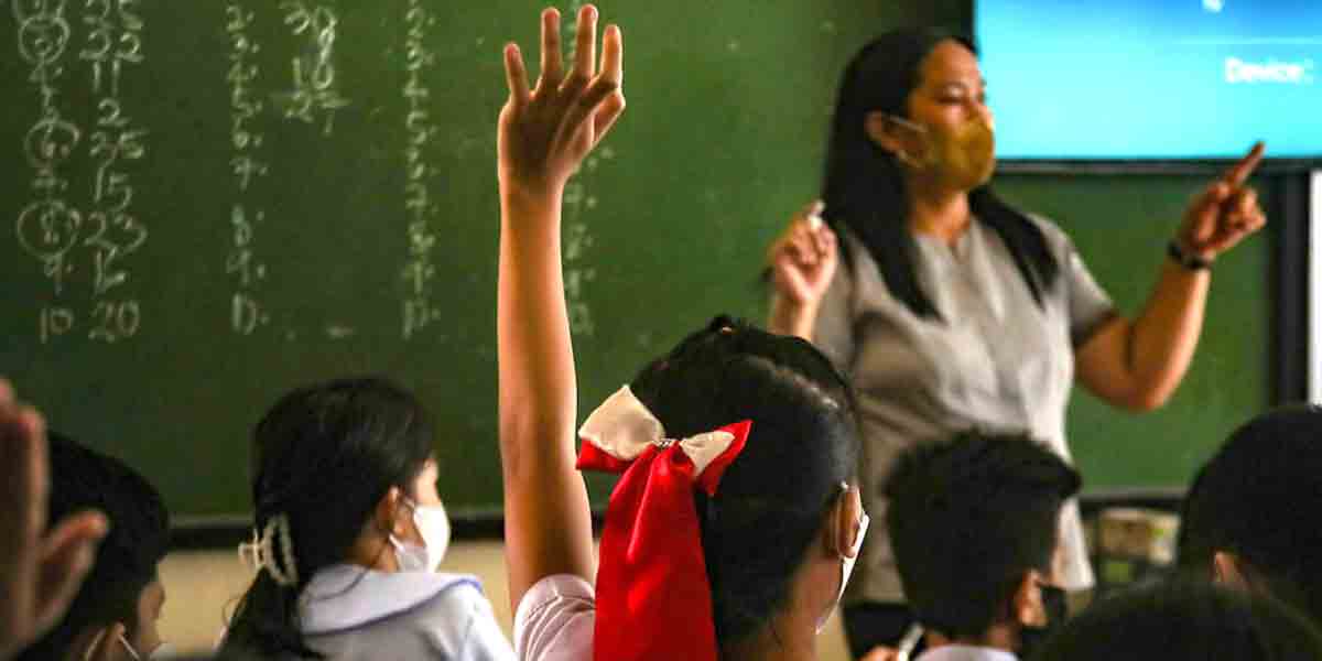 Marcos signs law institutionalizing promotions for teachers