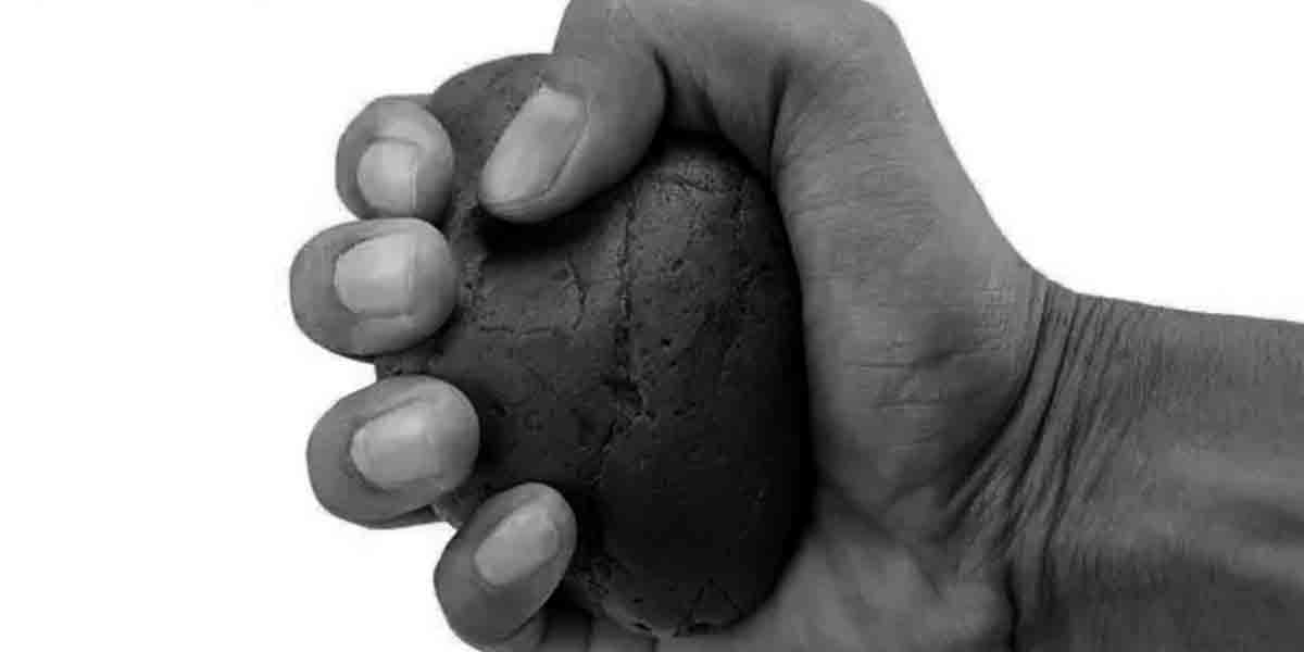 Man hits father’s head in Jamindan