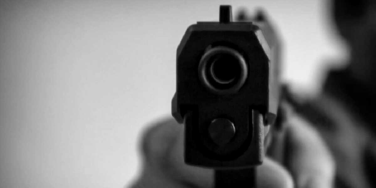 Cop shoots brod-in-law to  death following bolo attack